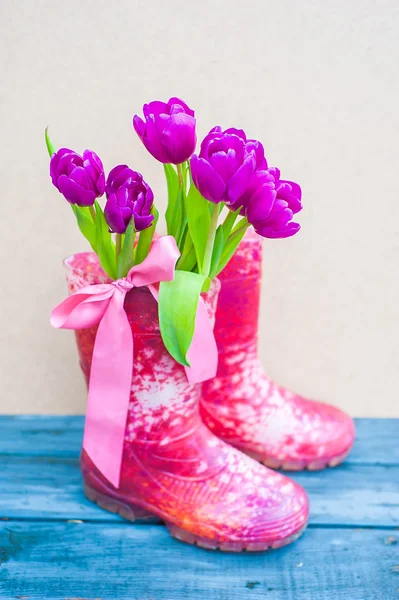 Bukiet tulipanów w buty gumowe — Zdjęcie stockowe