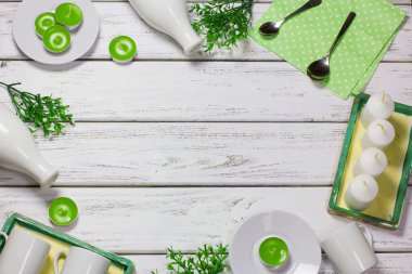 ahşap arka plan ile mutfak eşyaları