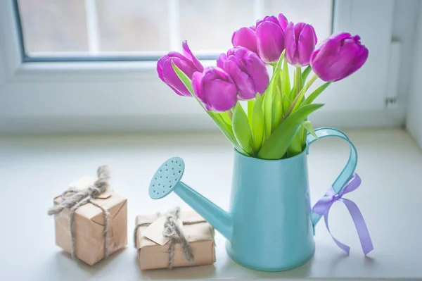 Regalo y flores — Foto de Stock