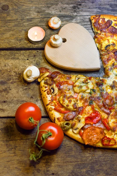 Corazón de pizza. Concepto de celebración — Foto de Stock
