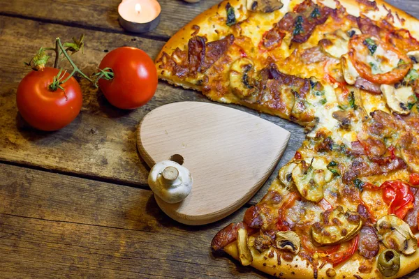 Corazón de pizza en el día de San Valentín — Foto de Stock