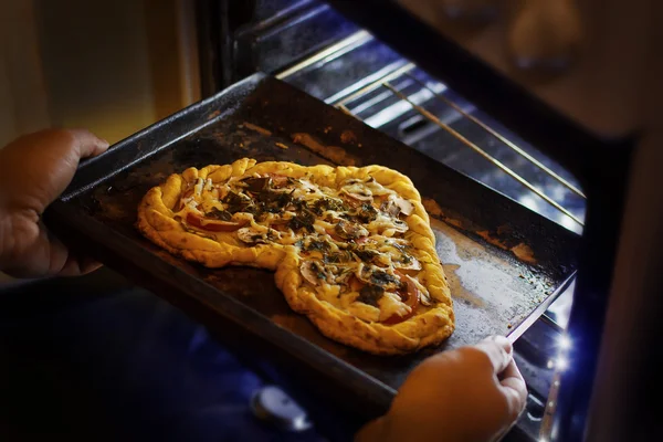 Cocina Pizza en forma de corazón en el horno — Foto de Stock