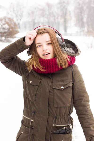 Girl listening to music in winter — Stock Photo, Image