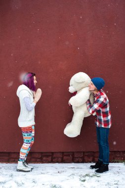 adam bir hediye verir.