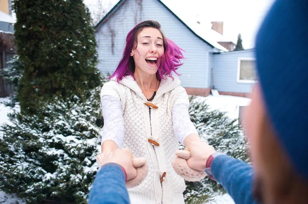 Fırtınası genç Çift