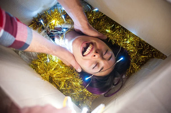 Kız adam için sürpriz yaptı