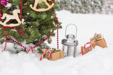 Kar üzerinde hediyeler ile Noel ağacı. Kış konsepti