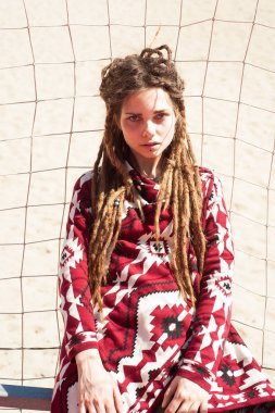 Güzel kız bahar kavramı gülümseyen,