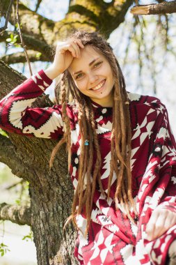 Güzel kız bahar kavramı gülümseyen,