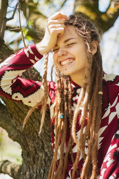 Beautiful girl smiling, spring concept — Stock Photo, Image