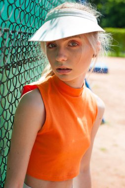 Tenis oynayan genç kız. 