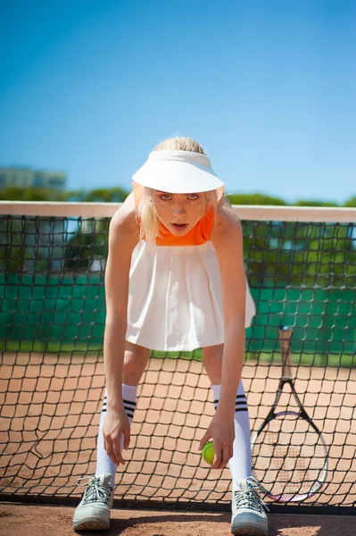 Junges Mädchen spielt im Tennis. — Stockfoto