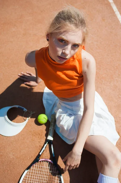 Молода дівчина грає в теніс . — стокове фото