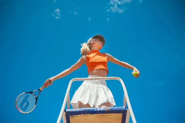 Junges Mädchen spielt im Tennis. — Stockfoto