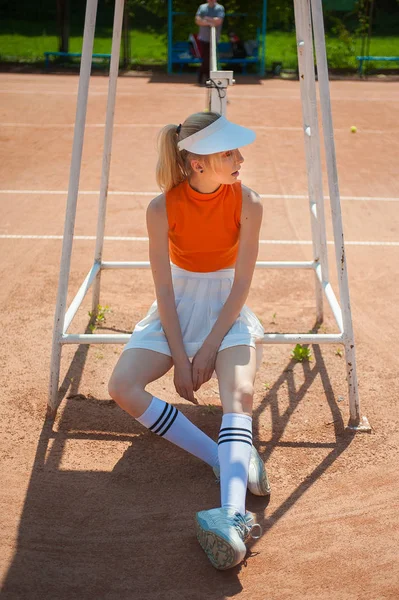 Junges Mädchen spielt im Tennis. — Stockfoto