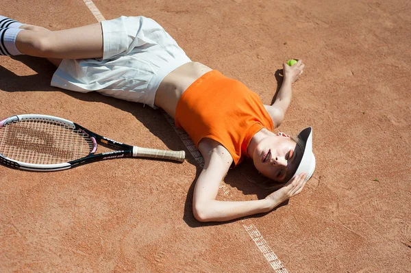 Junges Mädchen spielt im Tennis. — Stockfoto