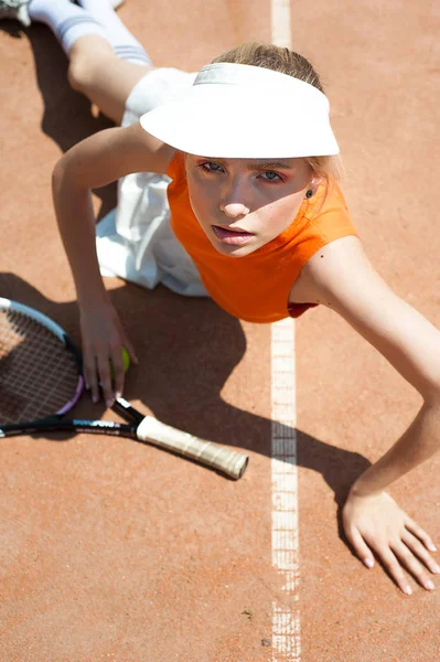 Молода дівчина грає в теніс . — стокове фото