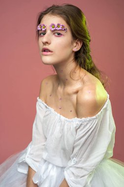 Bahar moda portre çiçekler ile genç kızın