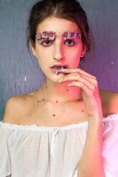 Весенний модный портрет молодой девушки с цветами — стоковое фото