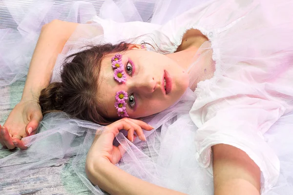 Retrato de moda primavera de menina com flores — Fotografia de Stock