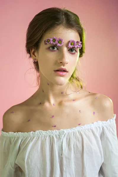 Весенний модный портрет молодой девушки с цветами — стоковое фото
