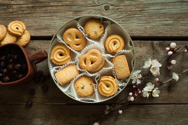 Bahar kahvaltı ile ahşap masaya çiçek