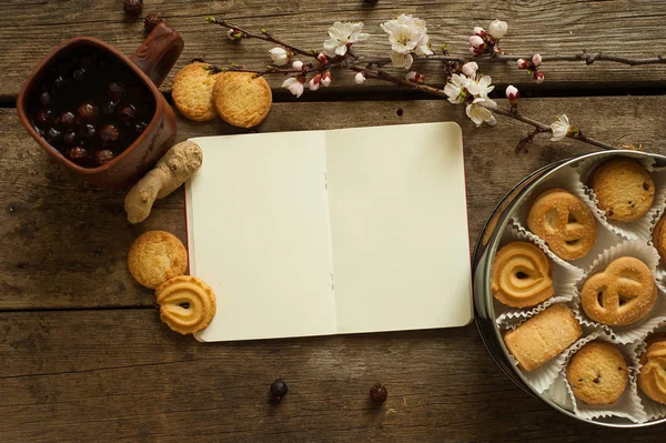 Fondo de cocina de primavera con cuaderno para escribir — Foto de Stock