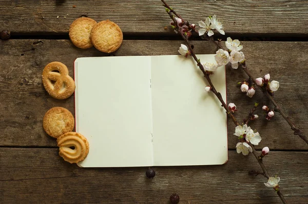Fondo de cocina de primavera con cuaderno para escribir —  Fotos de Stock