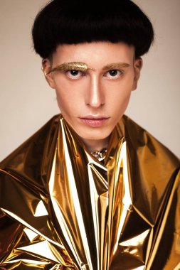 Altın giysili adam. Moda bereket kavramı