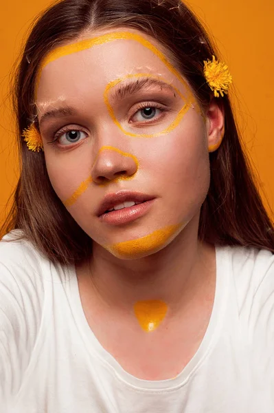 Дівчина з квітами на жовтому тлі — стокове фото