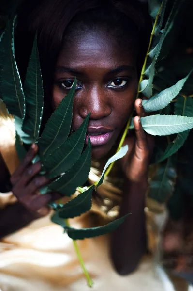 Modelo de pele escura da Nigéria no vestido de cetim dourado . — Fotografia de Stock