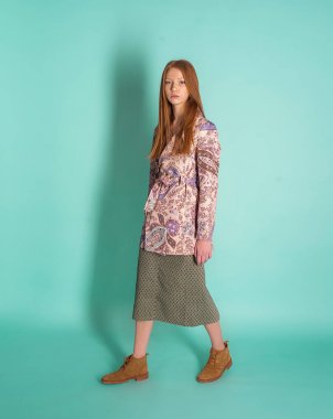 Genç beyaz kız kadınsı bahar moda stil giyim