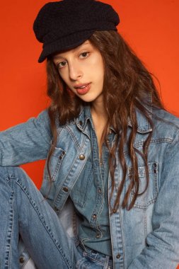 Denim stil genç kız portresi stüdyo