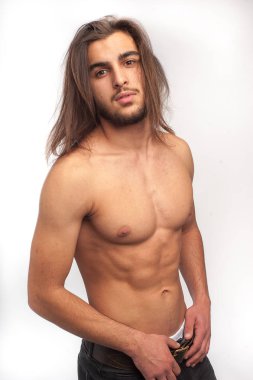 Gömleksiz genç beyaz atletik erkek kot pantolon