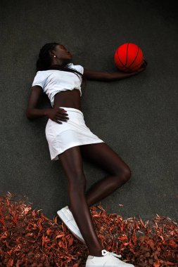 İnce genç Afro-Amerikan kız basketbol asfalt üzerinde ile poz