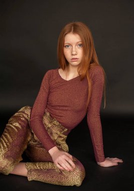 Stüdyo portre masum beyaz redhead doğal güzellikleri