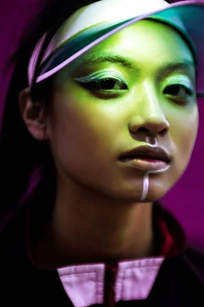 Сучасний портрет молодої красивої азіатської спортсменки в неонових вогнях — стокове фото