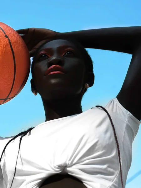 Ritratto di ragazza nigeriana in bianco con pallacanestro — Foto Stock