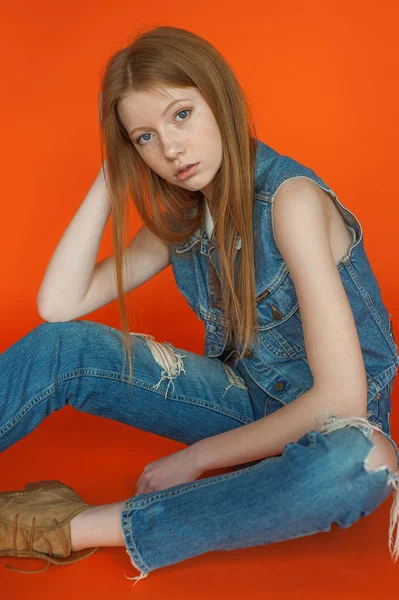 Estúdio retrato de adolescente caucasiana menina em roupa de calça de primavera — Fotografia de Stock
