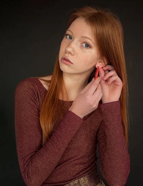 Estúdio retrato da beleza natural da menina ruiva caucasiana — Fotografia de Stock