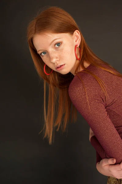Estúdio retrato de beleza natural da ruiva adolescente caucasiana — Fotografia de Stock