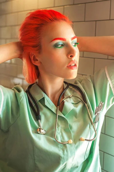 Estudante de medicina ruiva brilhante com maquiagem e estetoscópio Fotos De Bancos De Imagens Sem Royalties