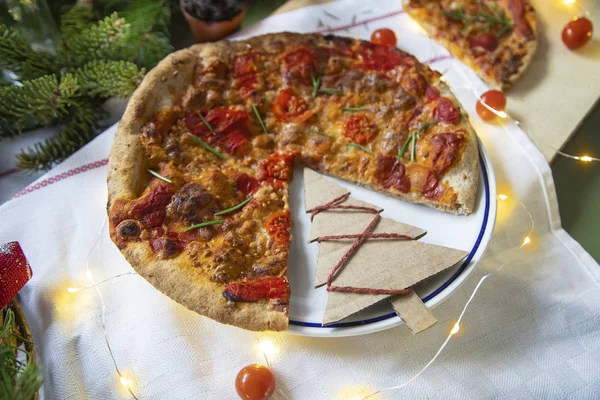 Pizza de Navidad con decoración. Las tradiciones italianas. Cuadro de configuración — Foto de Stock