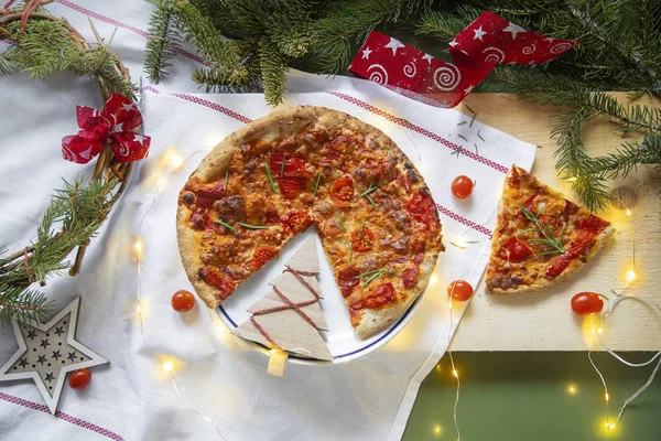 Świąteczna pizza z wystrojem. Włoskie tradycje. Nakrycie stołu — Zdjęcie stockowe