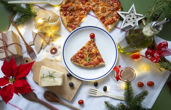 Pizza de Navidad con decoración. Las tradiciones italianas. Cuadro de configuración — Foto de Stock