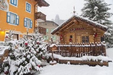 Küçük İtalyan kasabasında kar yağışı