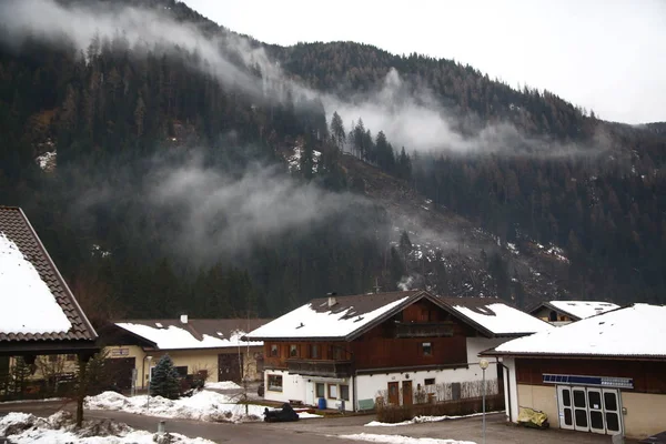 Un mic sat din Alpii Italieni. Fundal - munți în ceață — Fotografie, imagine de stoc