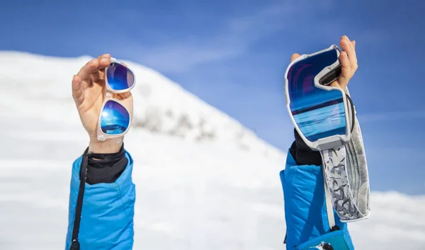 Výběr sportovního vybavení pro snowboarding. Brýle nebo masku? Koncept přípravy na lyžařskou sezónu — Stock fotografie