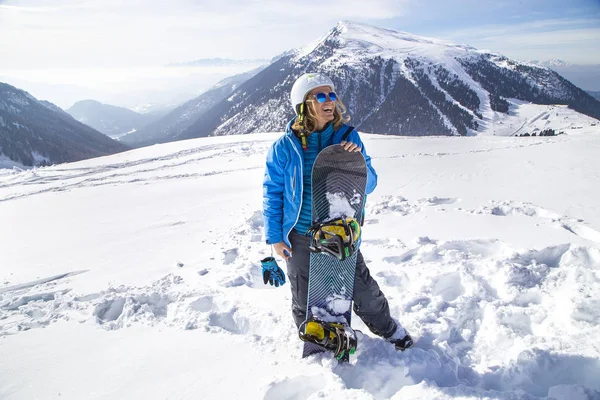 Επαγγελματίας snowboarder στις Άλπεις. Ιταλία Val di fassa — Φωτογραφία Αρχείου