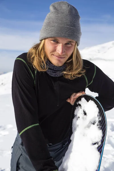 Επαγγελματίας snowboarder στις Άλπεις. Ιταλία Val di fassa — Φωτογραφία Αρχείου